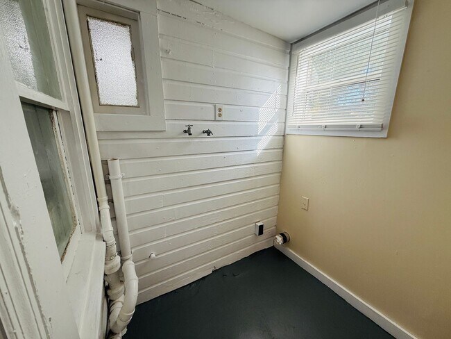 Building Photo - 320 21st Ave S