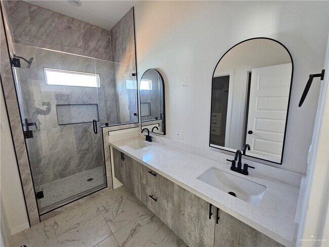 Building Photo - 8 N Revolution St