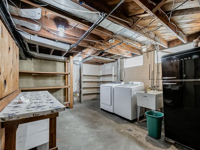 Building Photo - Charming Colonial in the Heart of Grosse P...