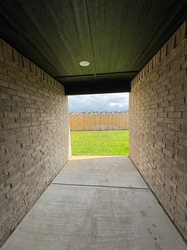 Building Photo - Located in the Glendale area! "Be there 1s...