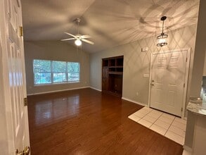 Building Photo - Charming Second Floor Unit 3/2