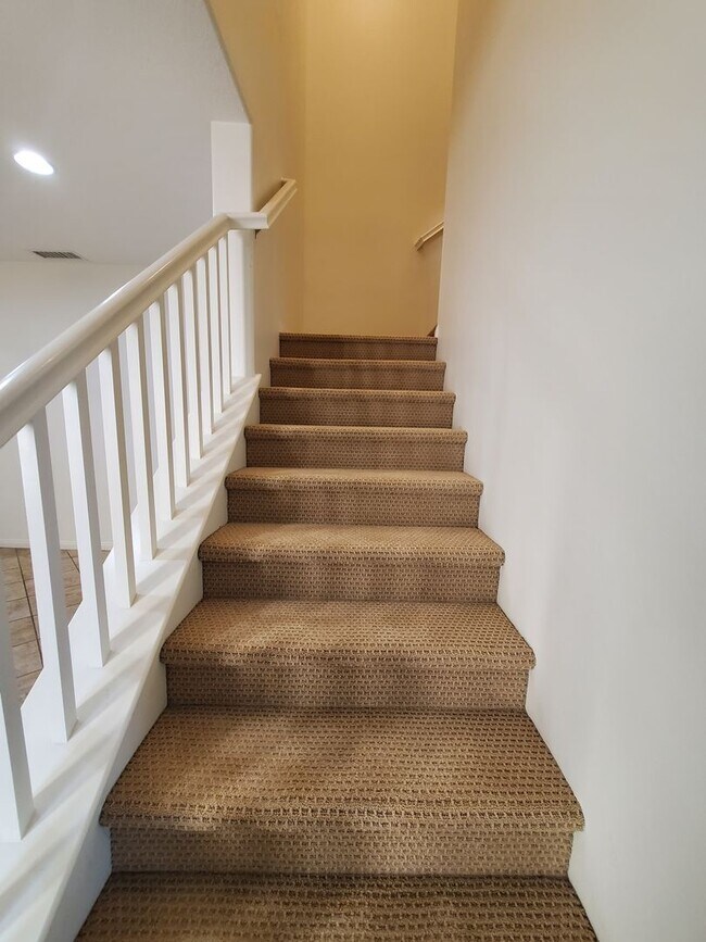 Building Photo - Spacious 3 Bedroom 3 Bath Two Story Riverp...