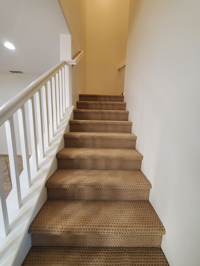 Building Photo - Spacious 4 Bedroom 3 Bath Two Story Riverp...