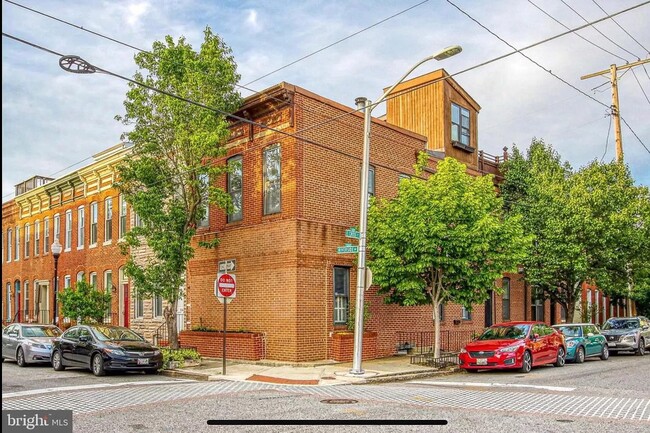 Building Photo - 400 E Cross St