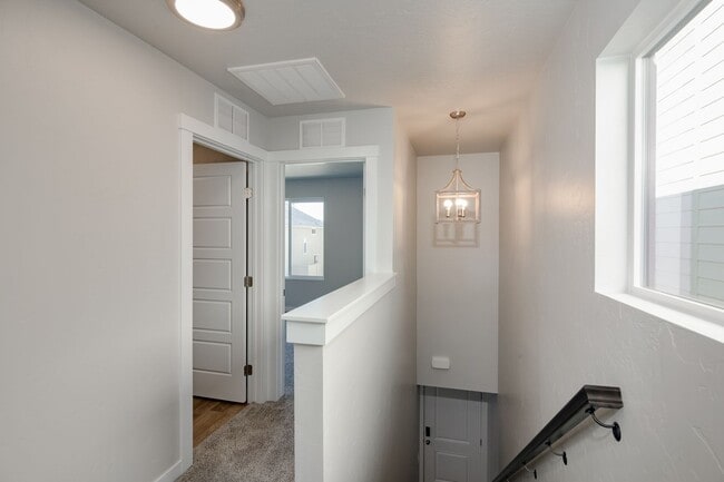 Building Photo - Beautiful, Modern 2 Bedroom Cottage Available!