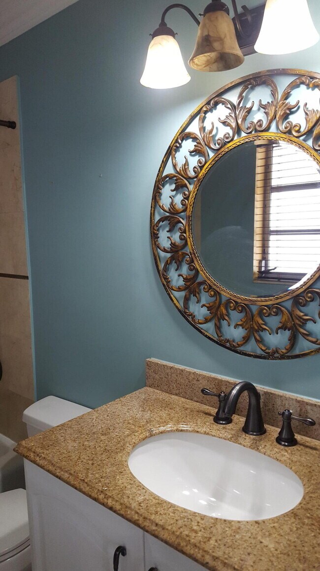 Building Photo - 421 NE 1st St