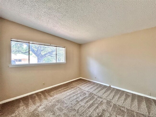 Building Photo - 8711 Westover Club Dr
