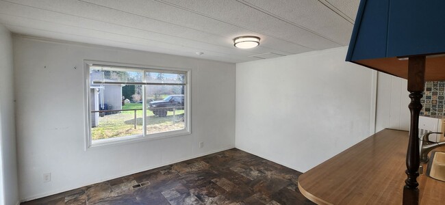 Building Photo - 2 Bed 1 Bath single wide mobile home on just shy of 1/2 acer lot in Lake Stevens $2350.00/mo