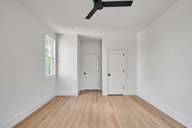 Building Photo - 412 Hackberry Ln