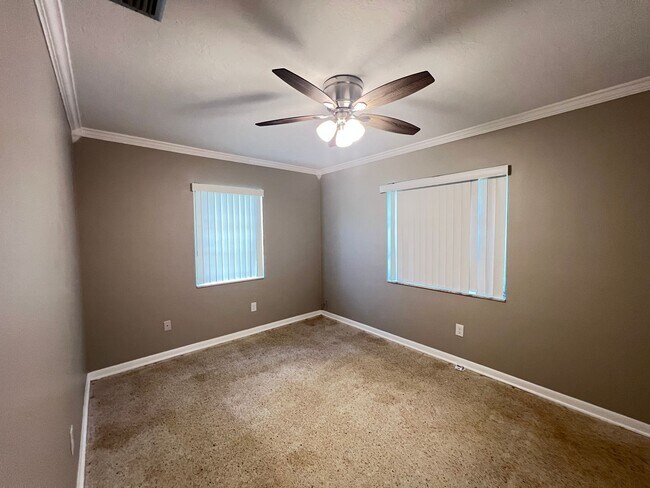 Building Photo - Charming Deltona Lakes Home!