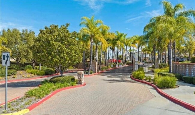 Building Photo - Updated Spacious 2 Bedroom Condo with attached garage in West Murrieta