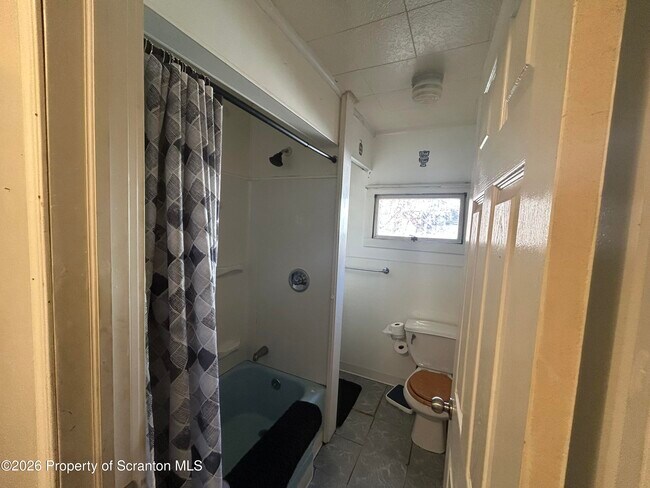 Building Photo - 945 Woodlawn St