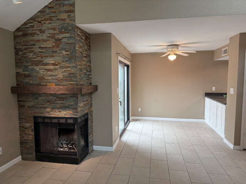Building Photo - 425 S Seawynds Blvd