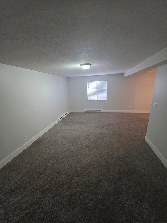 Building Photo - Spacious 4 bedroom 3 bathroom townhouse!