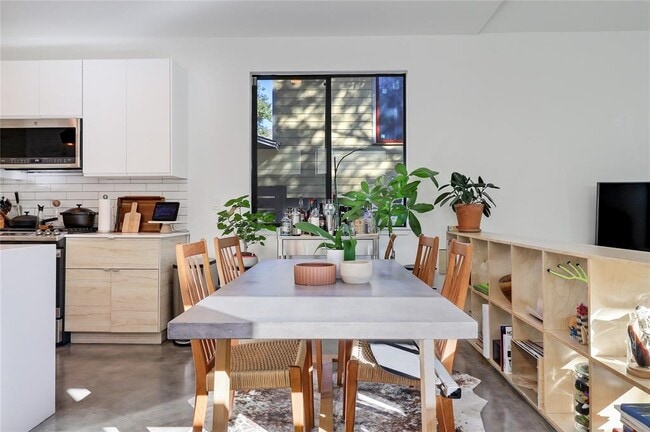 Building Photo - 2709 E 14th St