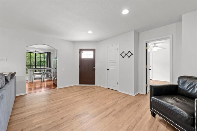 Building Photo - 1045 Hidden Hills Dr