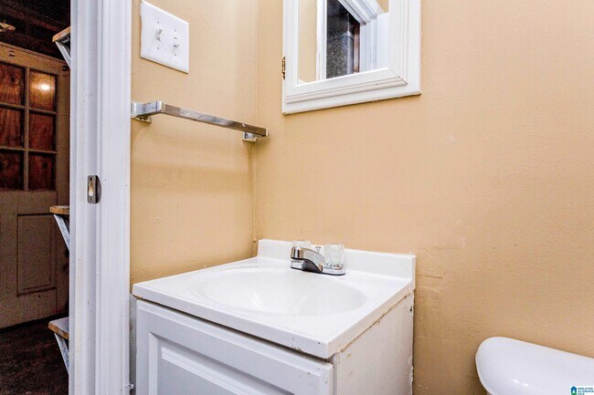 Building Photo - 1112 S Gale Dr