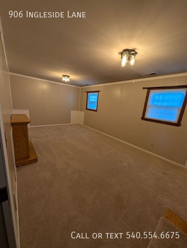Building Photo - 906 Ingleside Ln