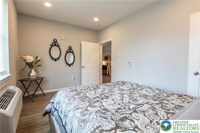 Building Photo - 948 N Front St