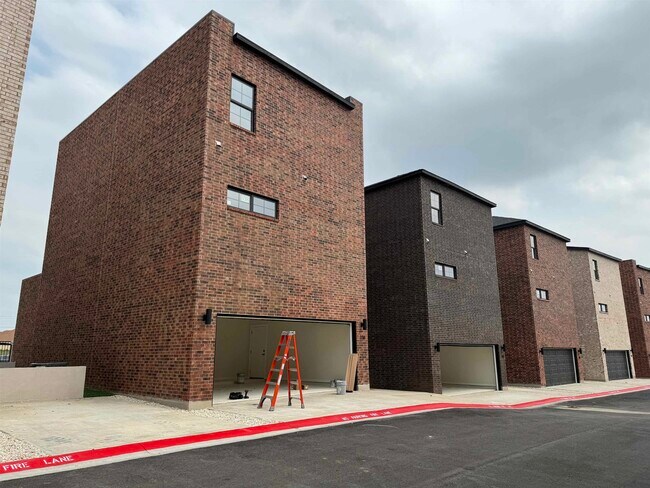 Building Photo - 210 Veracruz Dr