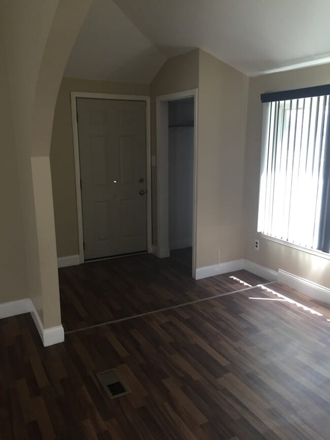 Building Photo - 2 bedroom 1 bath freshly painted in Redford