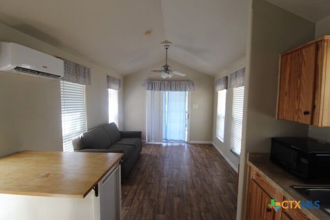 Building Photo - 6 Lantana Rd