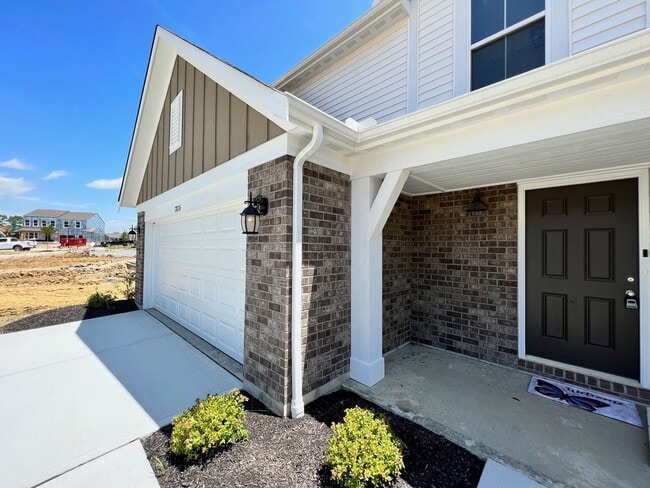 Building Photo - Great Neighborhood home with Pool and workout facility