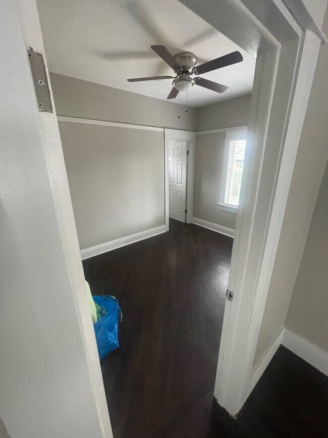 Building Photo - 373 W 47th Pl