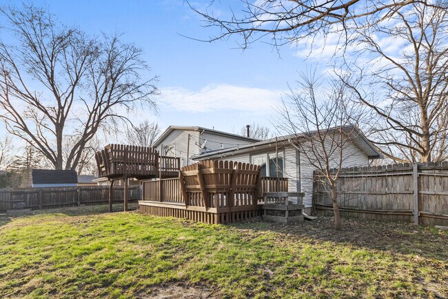 Building Photo - 1903 Sumac Dr