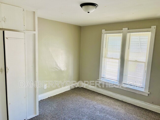 Building Photo - 457 Parker Ave