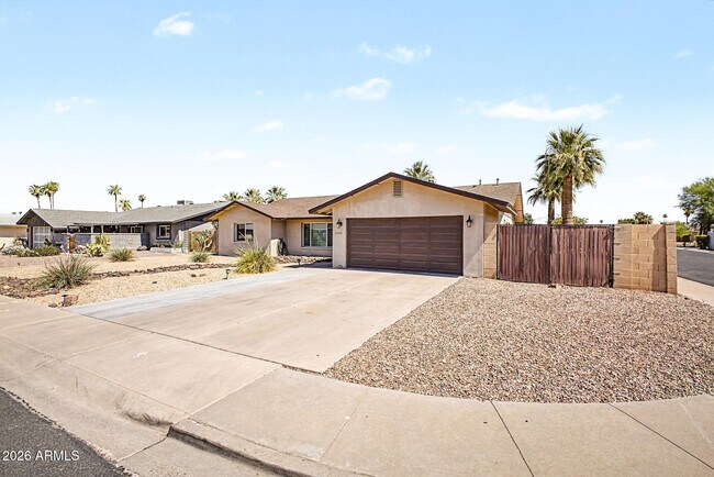Building Photo - 1340 E Donner Dr