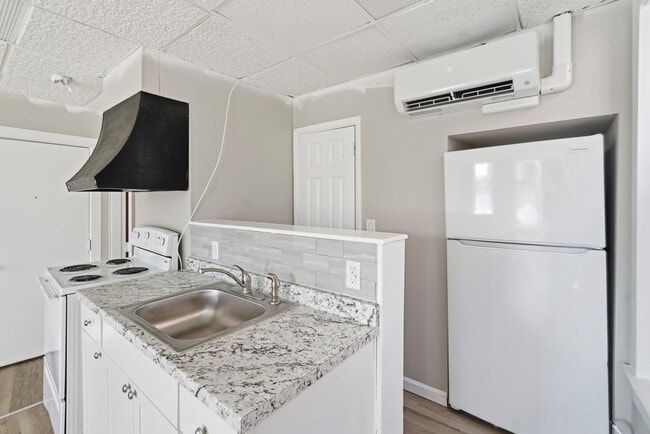 Building Photo - Studio Apartment in Hudson MA | 1 Bath | Easy Move-In