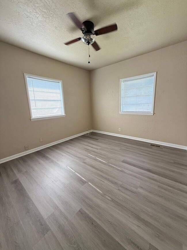 Building Photo - CUTE 3 BDRM 1 bath HOME with garage