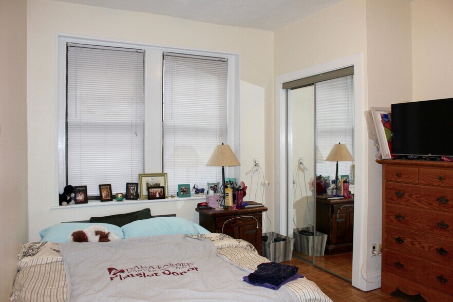 Building Photo - 40 Anderson St