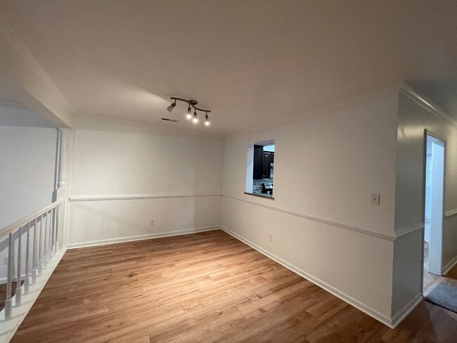 Building Photo - 3 bedroom townhome! Fenced backyard.