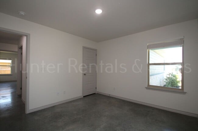 Building Photo - 805 Freedom Cir