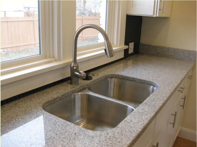 Building Photo - 554 E Commonwealth Ave