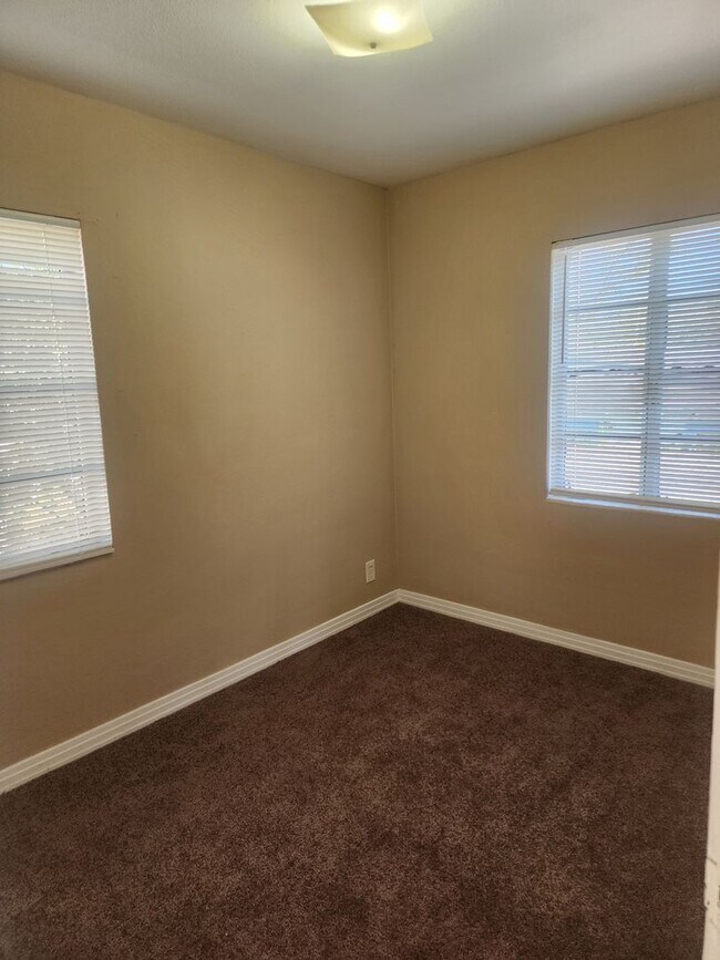 Building Photo - Accepting Section 8 Vouchers