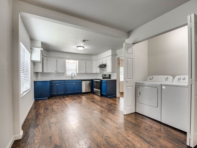 Building Photo - 4 bedroom 2 bath home in Shawnee!