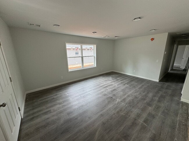 Building Photo - 302 S Poplar Ave