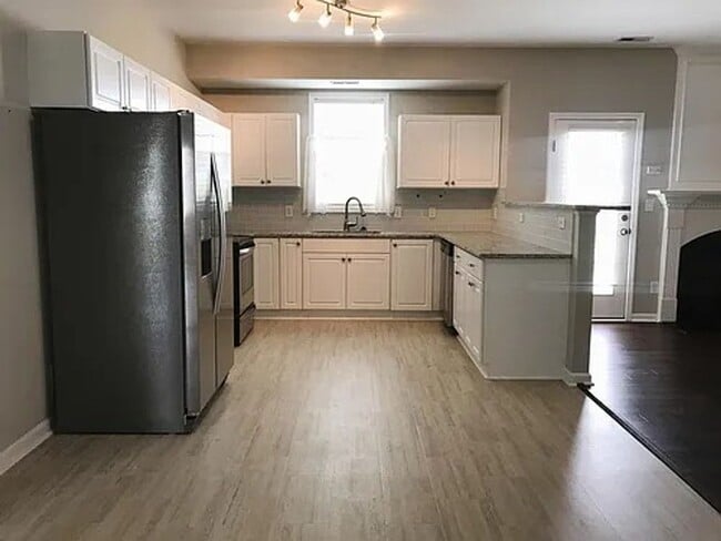 Building Photo - 4 Bedroom 2.5 Bath SF home - COMING SOON!