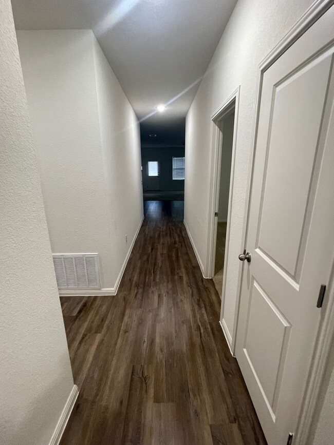 Building Photo - Available for a July 2025 Move In-Modern 3...