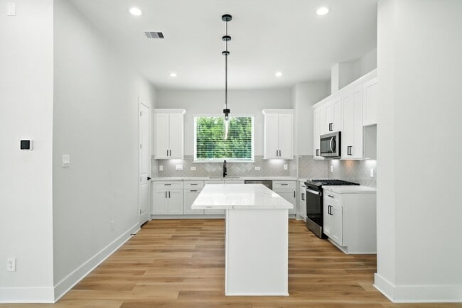 Building Photo - 2306 Hoskins Dr