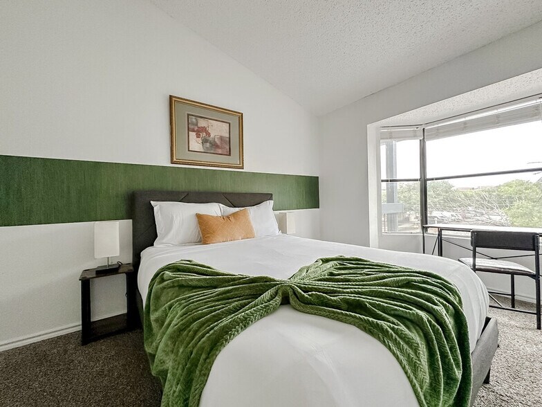 Building Photo - 1071 Clayton Ln