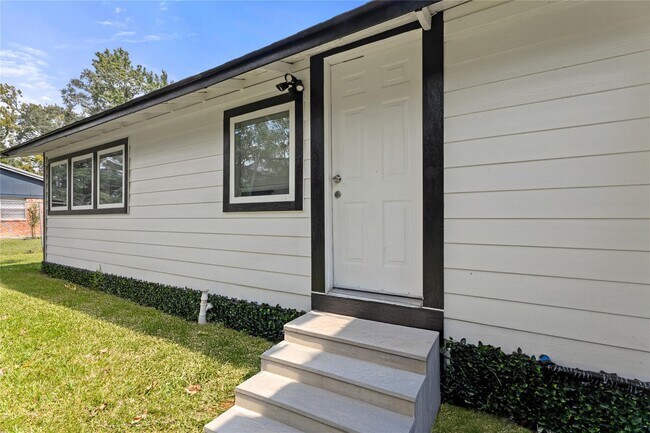 Building Photo - 1010 Long St