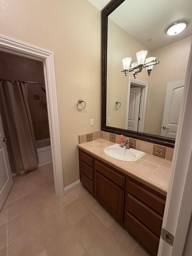 Building Photo - Beautiful Pavilions Condo!