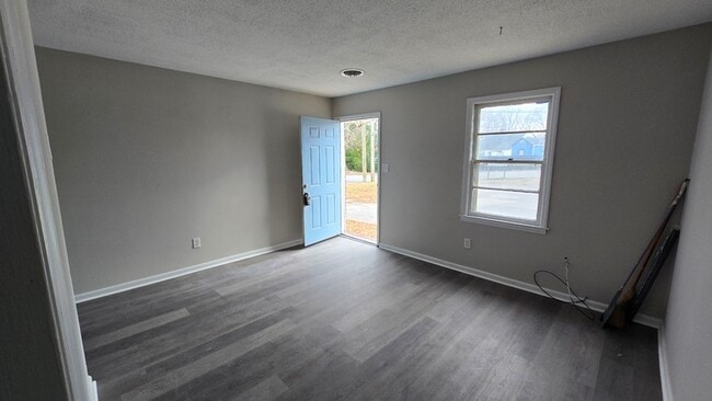 Building Photo - 214 N Discovery St