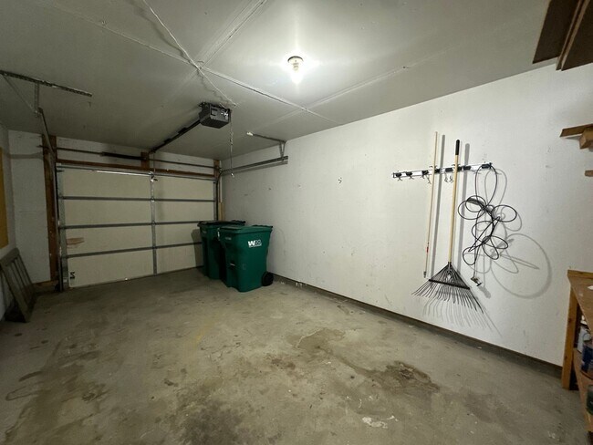 Building Photo - 3 Bedroom 2 Bathroom Duplex available to rent in Farmington