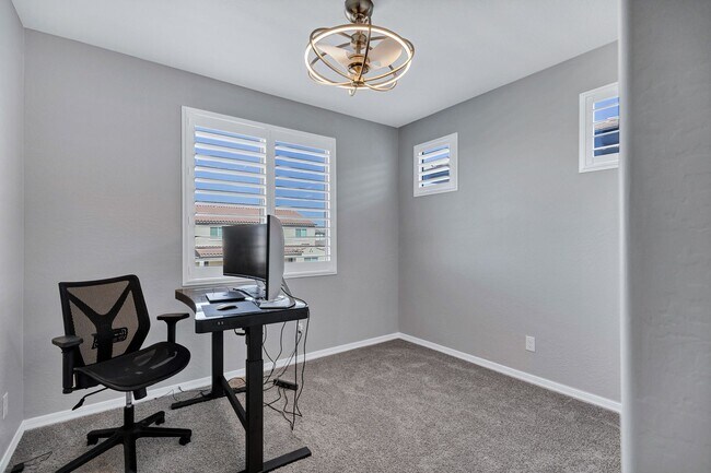 Building Photo - Spacious 5 Bedroom Home for Rent in East Mesa