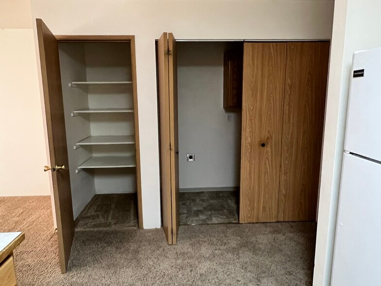 pantry and laundry off kitchen - 5557 Glenridge Way